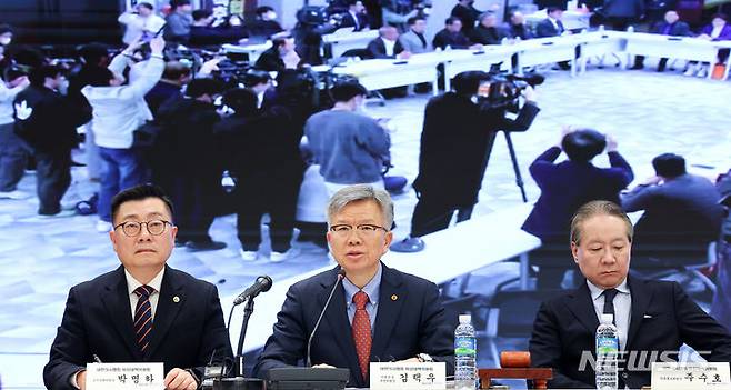 [서울=뉴시스] 최진석 기자 = 김택우 대한의사협회 비상대책위원회 위원장 겸 투쟁위원장이 17일 서울 용산구 대한의사협회에서 열린 제1차 대한의사협회 의대정원 증원 저지 비상대책위원회 회의에서 발언하고 있다. 2024.02.17. myjs@newsis.com