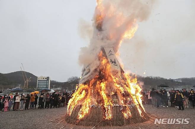 [시흥=뉴시스] 참가 시민들이 커다란 달집을 태우며 올 한해 건강과 풍년 농사를 기원했다.(사진 시흥시 제공). 2024.02.25.photo@newsis.com