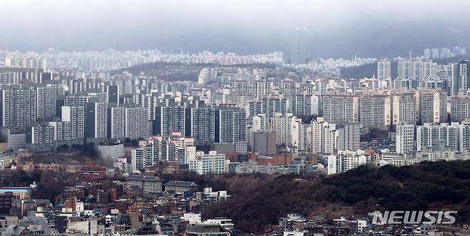 [서울=뉴시스] 홍효식 기자 = 5일 서울 중구 남산에서 바라본 아파트 모습. 2024.02.05. yesphoto@newsis.com