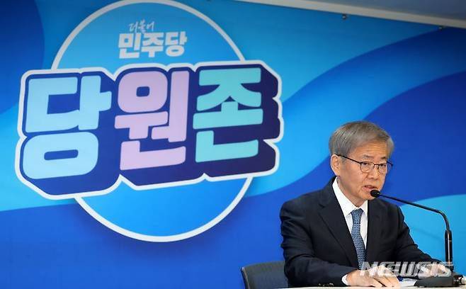 [서울=뉴시스] 김명년 기자 = 임혁백 더불어민주당 공천관리위원장이 25일 오후 서울 영등포구 여의도 중앙당사에서 공천심사결과를 발표하고 있다. 2024.02.25. kmn@newsis.com