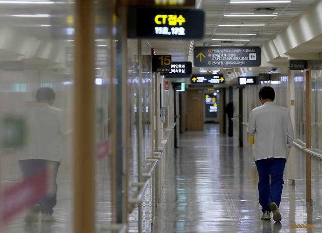 의대증원에 반발한 전공의들의 진료 거부 이후 첫 주말을 맞은 24일 오전 서울의 한 대학병원에서 의료진이 이동하고 있다. 뉴스1