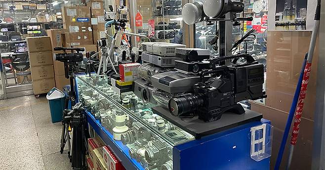 23일 서울 종로구 세운상가 2층 매장에서 중고 디지털카메라를 판매하고 있다. 김지호 기자