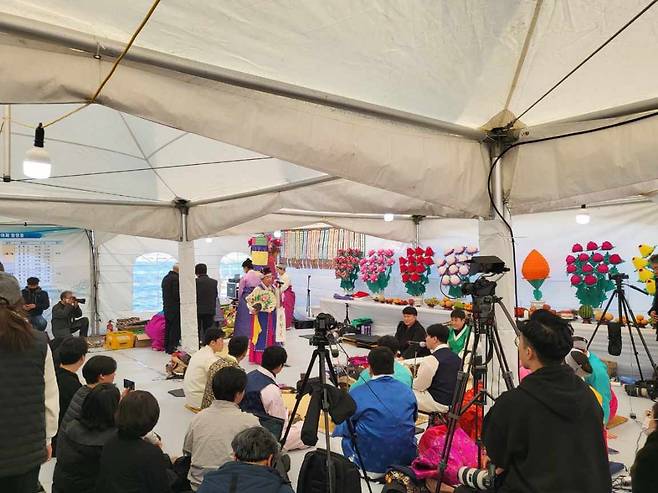 부산 기장군이 일광읍 칠암항 일원에서 ‘2024년 기장군 전통 풍어제’를 개최하고 있는 모습. 사진제공ㅣ부산 기장군