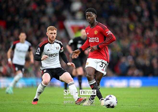 ▲ 맨체스터 유나이티드는 공격과 수비에 공백이 생긴 상황이었다. 홈에서 풀럼을 만났지만 만만하지 않았다. 풀럼은 초반부터 맨체스터 유나이티드를 압박했다. 꽤 조직적인 후방 빌드업으로 맨체스터 유나이티드 밸런스를 흔들었고 이워비 등이 빈 공간을 절묘하게 파고 들며 맨체스터 유나이티드 간담을 서늘하게 했다