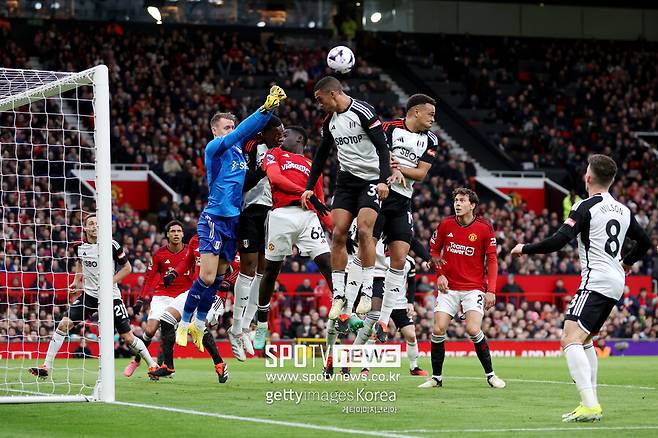 ▲ 맨체스터 유나이티드는 공격과 수비에 공백이 생긴 상황이었다. 홈에서 풀럼을 만났지만 만만하지 않았다. 풀럼은 초반부터 맨체스터 유나이티드를 압박했다. 꽤 조직적인 후방 빌드업으로 맨체스터 유나이티드 밸런스를 흔들었고 이워비 등이 빈 공간을 절묘하게 파고 들며 맨체스터 유나이티드 간담을 서늘하게 했다