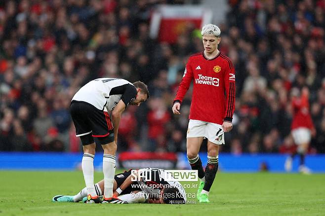 ▲ 맨체스터 유나이티드는 공격과 수비에 공백이 생긴 상황이었다. 홈에서 풀럼을 만났지만 만만하지 않았다. 풀럼은 초반부터 맨체스터 유나이티드를 압박했다. 꽤 조직적인 후방 빌드업으로 맨체스터 유나이티드 밸런스를 흔들었고 이워비 등이 빈 공간을 절묘하게 파고 들며 맨체스터 유나이티드 간담을 서늘하게 했다