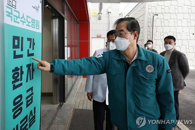 국군수도병원 찾아 의료 현황 살피는 한덕수 총리 (성남=연합뉴스) 황광모 기자 = 전공의를 중심으로 한 의사 집단행동으로 전국적으로의 의료 공백이 커지고 있는 25일 오후 한덕수 국무총리가 일반인들에게 진료를 개방한 경기도 성남 국군수도병원을 찾아 현황을 살피고 있다. 2024.2.25 hkmpooh@yna.co.kr