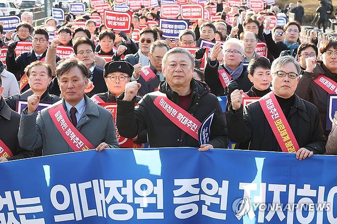 대통령실 앞에서 구호 외치는 의사들 (서울=연합뉴스) 김성민 기자 = 대한의사협회 의대정원 증원 저지 비상대책위원회가 25일 오후 서울 용산구 대통령실 앞에서 연 '전국 의사 대표자 확대 회의 및 행진 행사'에서 참가자들이 구호를 외치고 있다. 2024.2.25 ksm7976@yna.co.kr