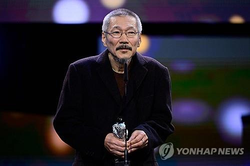 제74회 베를린영화제 심사위원대상 받은 홍상수 감독  (베를린 AFP=연합뉴스) 홍상수 감독이 24일(현지시간) 제74회 베를린영화제에서 은곰상 심사위원대상을 받고 소감을 말하고 있다. 2024. 2. 24