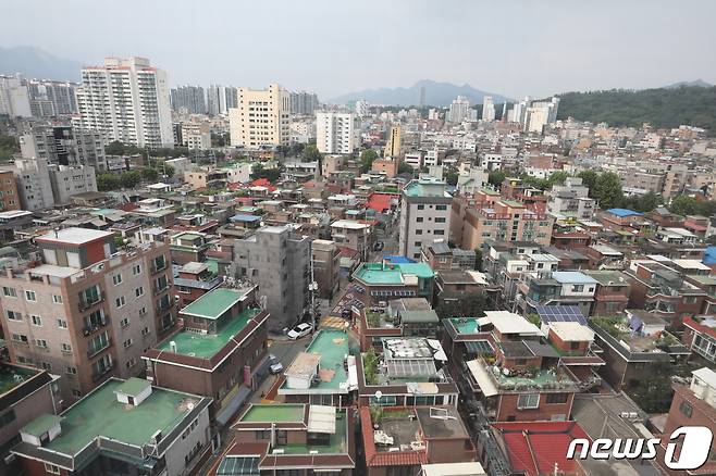 31일 오후 서울 강북구 번동 모아타운 1호 시범구역에 저층 주택이 빼곡하게 들어서 있다. 서울시는 번동 모아주택 사업시행계획인가가 승인됐으며, 2026년 준공 목표로 내년 상반기 중 공사를 시작한다고 밝혔다. 번동 모아타운에는 총 1242세대, 13개동, 최고 35층 아파트 단지가 들어서게 된다. 2023.7.31/뉴스1 ⓒ News1 장수영 기자