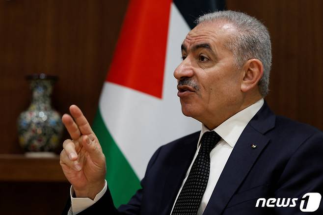 모하마드 슈타이예 팔레스타인 자치정부 총리가 로이터통신과 인터뷰를 실시하고 있는 모습. 2023.11.15. ⓒ 로이터=뉴스1 ⓒ News1 정윤영 기자