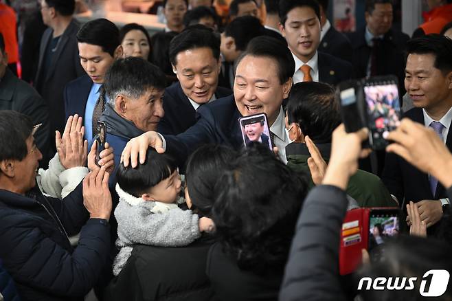 윤석열 대통령이 26일 충남 서산 동부 전통시장을 찾아 시민, 상인들과 인사를 나누고 있다. (대통령실 제공) 2024.2.26/뉴스1 ⓒ News1 오대일 기자