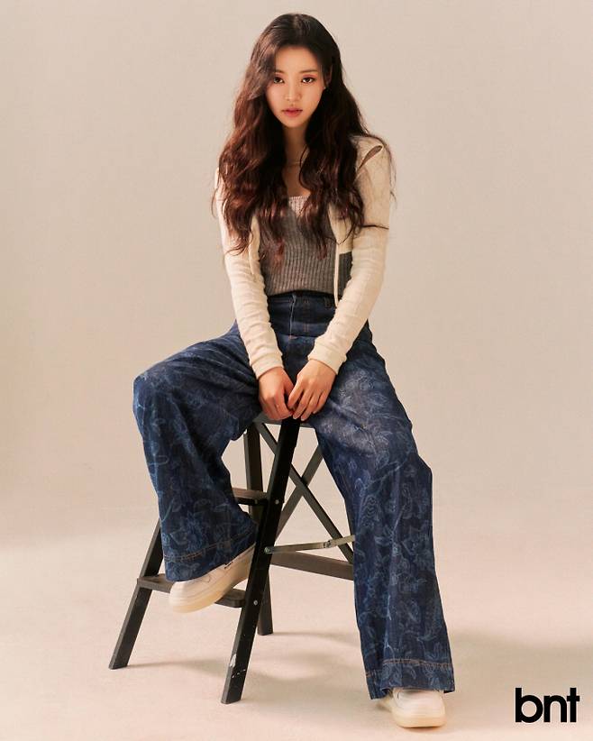 후드는 ZERO PLANET, 그레이톱은 샵사이다, 팬츠는 WEEKEND MAXMARA, 슈즈는 수프라 제품.