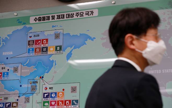 서울 강남구 전략물자관리원에 국제사회 수출통제 및 제재 대상 주요 국가가 표시되고 있다. /연합뉴스