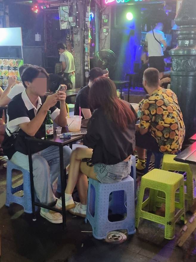 지난 17일 태국 방콕 유흥가 카오산로드에서 태국인 남녀가 짝퉁소주 '건배'를 마시는 모습./최효정 기자