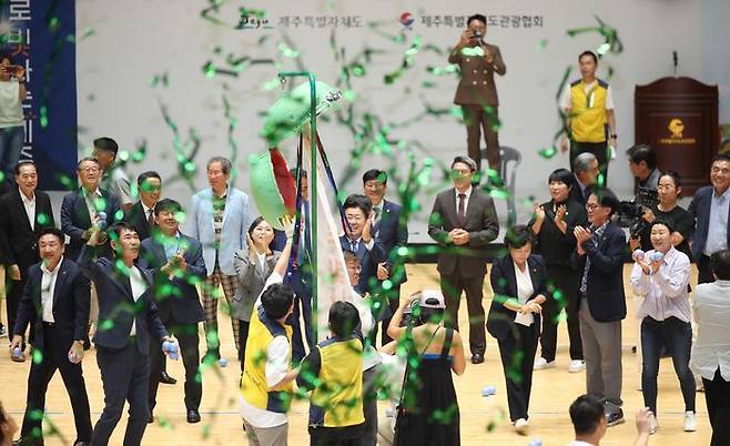 제주관광인 한마음대회가 열린 2023년 9월 19일 오전 제주시 한라체육관에 오영훈 제주지사와 강인철 제주관광협회 회장직무대행 등 관계자들이 '2025 APEC 제주유치 기원 캠페인' 퍼포먼스를 진행하고 있다. ⓒ뉴시스