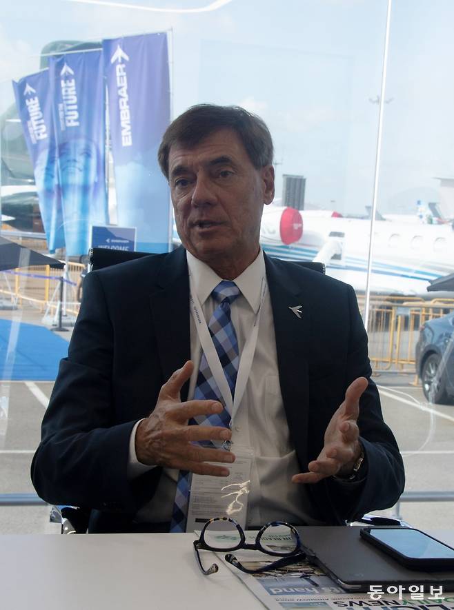 브라질 항공기 제작사 엠브라에르의 프란시스쿠 고메스 네투 최고경영자(CEO)가 20일(현지 시간) ‘싱가포르 에어쇼 2024’에서
동아일보와 인터뷰를 하고 있다. 네투 CEO는 “한국 군이 차세대 수송기로 C-390을 선정한 것을 계기로 양국의 방산 협력이 더
강화되길 바란다”고 말했다. 싱가포르=이원주 기자 takeoff@donga.com