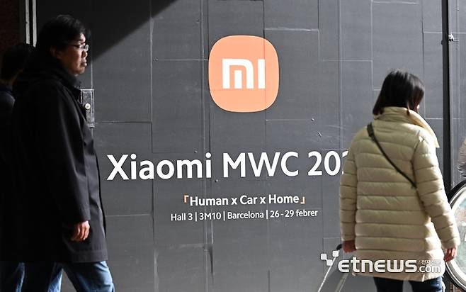 개막을 하루 앞둔 25일(현지시간) 에우로파 피라역에 샤오미 광고가 부착되어 있다. 바르셀로나(스페인)=이동근기자 foto@etnews.com