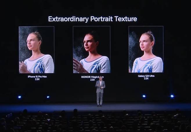 자오밍 아너 CEO가 신제품 스마트폰 '매직6 프로' 공개 행사며 갤럭시, 아이폰과 비교해 사진 성능을 설명하는 모습.