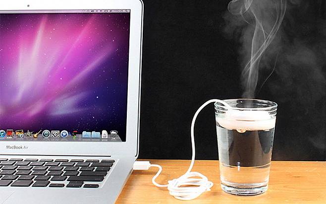 겨울철 사무실에서 탁상용 가습기를 사용하는 사례가 많다 (출처 : SmartEshop)