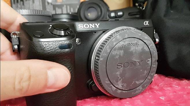 가습기 근처에 둔 카메라에 하얀 미네랄 입자가 말라붙은 모습 (출처 : EVERYTHING.PHOTOGRAPHY)