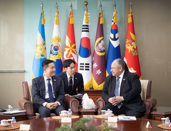 신원식 국방부 장관이 26일 서울 용산구 국방부에서 카를로스 델 토로 미 해군성장관과 한반도 및 역내 안보정세, 대북 공조방안, 방위산업 협력 방안 등에 대해 의견을 나누고 있다. 사진=국방부 제공