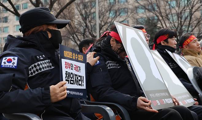 한 소방관이 순직 소방관을 추모하는 공연을 보며 눈물을 흘리고 있다. 신소영 기자