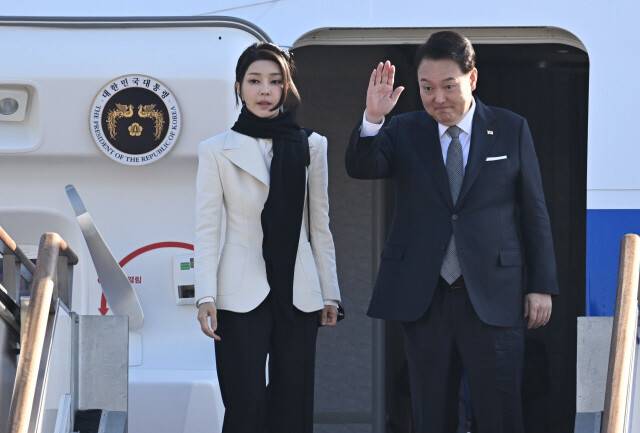 윤석열 대통령과 부인 김건희 여사가 지난해 11월 20일 영국 국빈 방문을 위해 성남 서울공항에서 공군 1호기에 오르며 인사하고 있다. 대통령실사진기자단