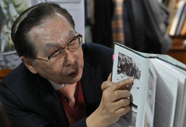 문명대 동국대 명예교수가 8일 서울 종로구 한국미술사연구소에서 '반구대 암각화'의 옛 사진을 들어 보이며 훼손 정도를 설명하고 있다. 정다빈 기자