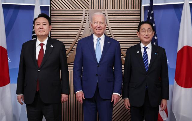 윤석열 대통령이 지난해 11월 아시아태평양경제협력체(APEC) 정상회의가 열린 미국 샌프란시스코에서 조 바이든(가운데) 미 대통령, 기시다 후미오(오른쪽) 일본 총리와 별도로 3국 회담을 갖기에 앞서 기념 촬영을 하고 있다. 샌프란시스코=뉴시스