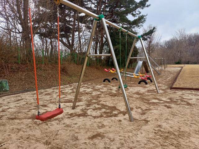 14일 평택 내기초 신영분교 운동장에 있는 그네와 놀이기구. 오랫동안 방치돼 녹슬고 먼지가 쌓여있다. 서현정 기자