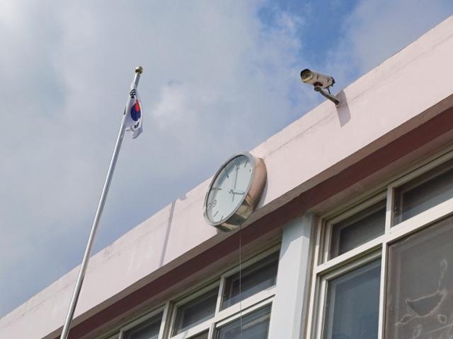14일 오전 11시 평택내기초 신영분교에 걸린 시계가 4시를 가리키고 있다. 마지막 졸업식을 기점으로 학교 내 폐쇄회로(CC)TV를 제외한 전기는 모두 차단됐다. 서현정 기자