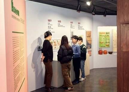 김현영(맨 왼쪽) 학예사가 소중 학생기자단에게 해방 직후부터 현대까지 서울 내 외식산업의 흐름을 설명했다.