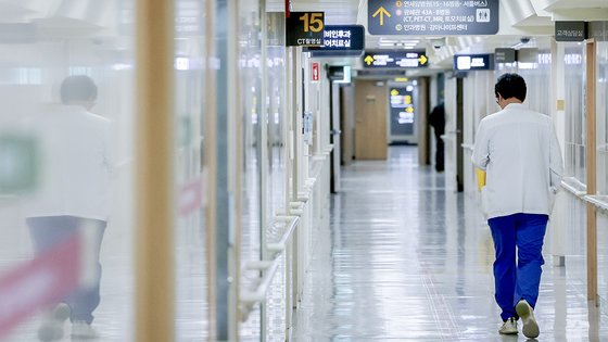 의대증원에 반발한 전공의들의 진료 거부 이후 첫 주말을 맞은 24일 오전 서울의 한 대학병원에서 의료진이 이동하고 있다. 뉴스1