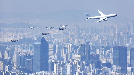 지난해 10월 17일 국내 최대 항공우주·방위산업 전시회 '서울 ADEX 2023'이 열린 경기도 성남 서울공항 일대 상공에서 KC330 시그너스와 F-16 전투기가 비행하고 있다. 연합뉴스