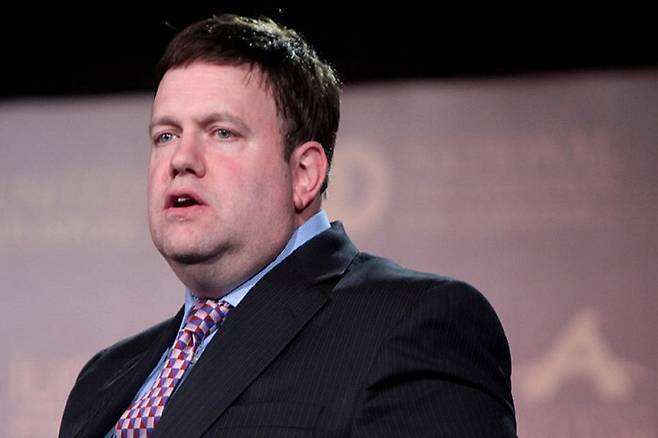 프랭크 런츠는 2000년대 초반 ‘지구온난화(Global Warnimg)’를 ‘기후변화(Climate Change)’로 바꾸는 등의 조언으로 조지 부시 연임에 결정적인 역할을 한 인물이다. 위키피디아