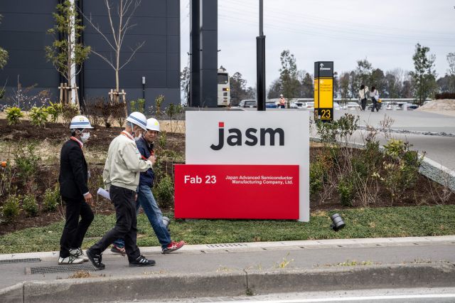 대만 반도체 파운드리 기업 TSMC 자회사인 일본첨단반도체제조회사(JASM) 직원들이 14일(현지시간) 일본 규슈 구마모토현 공장 주변을 지나가고 있다. AFP연합뉴스