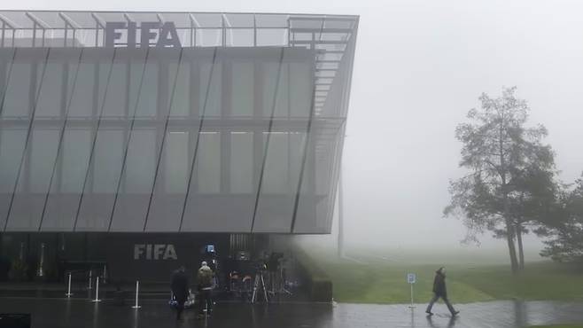 스위스 취리히 소재 FIFA 사무국. 건물은 FIFA의 투명성을 상징하기 위해 겉면이 통유리로 씌워져 있다 <AFP/Getty Images>