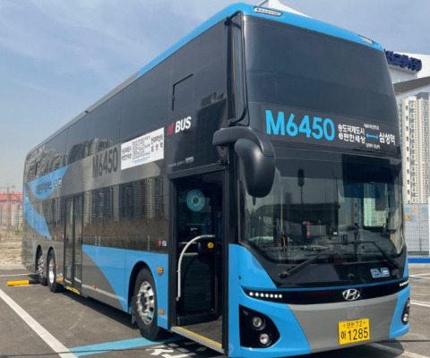 Double-decker electric bus. [Courtesy of the Ministry of Land, Infrastructure, and Transport]