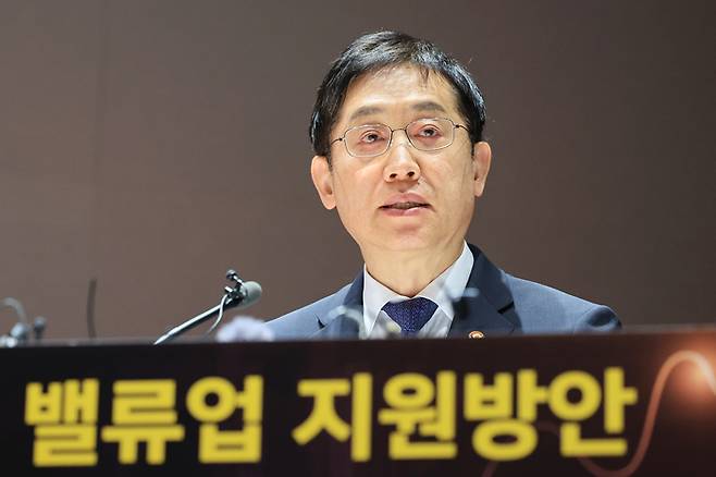 김주현 금융위원장이 26일 오전 서울 영등포구 여의도 한국거래소 컨퍼런스홀에서 열린 ‘한국 증시 도약을 위한 기업 밸류업 지원방안 1차 세미나’에 참석해 축사하고 있다. [사진 = 연합뉴스]