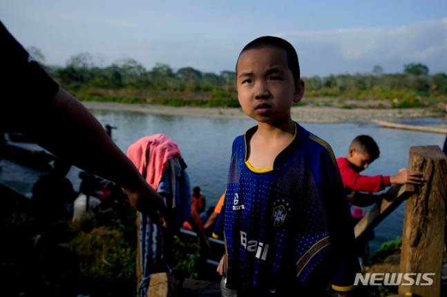 미국으로 불법 입국하는 중국인들이 늘고 있다. 사진은 미국 입국을 위해 파나마에 도착한 중국인 어린이. /AP=뉴시스