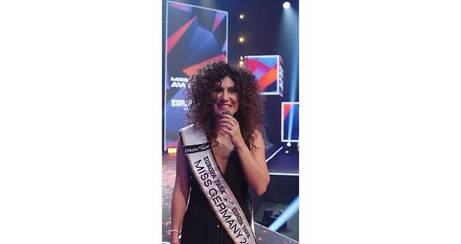나이 제한을 없앤 '미스 독일' 선발대회에서 두 아이 엄마인 39세 아파메 쉐나우어가 우승했다. / 사진=아파메 쉐나우어 인스타그램 영상 캡처