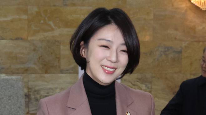 배현진 국민의힘 의원이 26일 자신의 페이스북에 10년 전 '송파 세모녀' 사건을 재조명했다. 사진은 배현진 국민의힘 의원이 지난 21일 서울 여의도 국회 본회의장에서 3차 본회를 마치고 나서는 모습. /사진=뉴스1