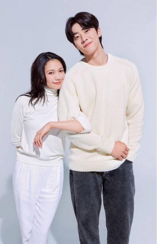 일본 TBS에서 방송되고 있는 드라마 ‘아이 러브 유’에서 연상녀 모토미야 유리(왼쪽)와 한국인 유학생 유태오는 언어의 장벽을 넘어 애틋한 마음을 키워간다. 20년 전 드라마 ‘겨울연가’가 일본 중년 여성들의 마음을 훔쳤듯, 유태오는 일본 여성들이 바라보는 한국인 남성에 대한 판타지를 자극하는 캐릭터다.