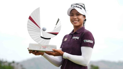 우승 트로피를 들고 포즈를 취한 패티 타바타나킷. [사진=LPGA]