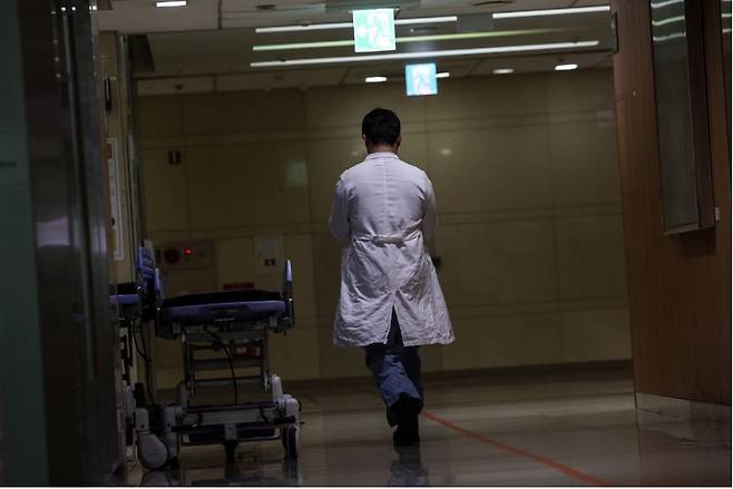 정부가 보건의료재난 위기경보를 최상위 단계인 ‘심각’으로 상향한 23일 서울의 한 대학병원에서 의료진이 이동하고 있다. [연합]