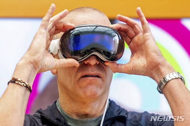 [캘리포니아=AP/뉴시스] 미국 애플이 출시한 확장현실(XR) 헤드셋 '비전 프로'를 분해해 본 결과 부품의 13%가 한국산이었다고 일본 니혼게이자이신문(닛케이)이 보도했다. 42%는 일본산이었다. 사진은 지난 2일(현지시간) 미국 캘리포니아 팔로 알토의 한 애플 매장에서 한 시민이 비전 프로를 착용해 보고 있는 모습. 2024.02.26.