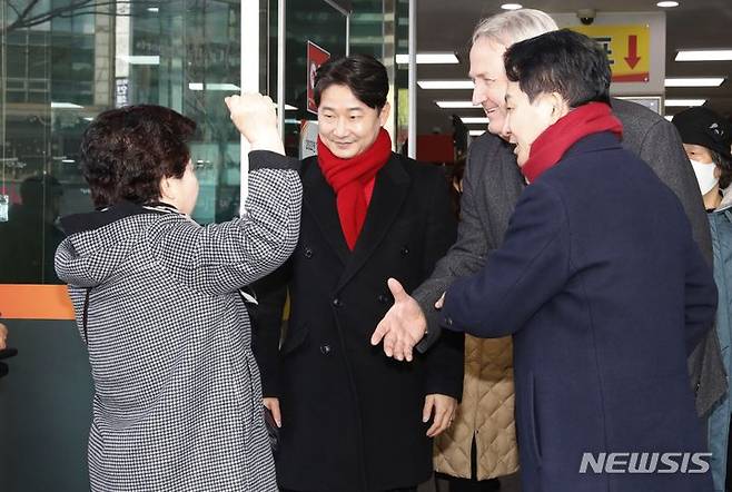 [인천=뉴시스] 김동영 기자 = 원희룡 전 국토교통부 장관과 인요한 전 국민의힘 혁신위원장, 이천수 후원회장이 26일 오전 인천 계양구 계양우체국 앞에서 시민에게 지지를 호소하고 있다. 2024.02.26. dy0121@newsis.com