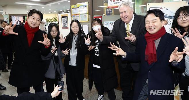 [인천=뉴시스] 김동영 기자 = 원희룡 전 국토교통부 장관과 인요한 전 국민의힘 혁신위원장, 이천수 후원회장이 26일 오전 인천 계양구 계양우체국에서 청소년들과 기념촬영을 하고 있다. 2024.02.26. dy0121@newsis.com