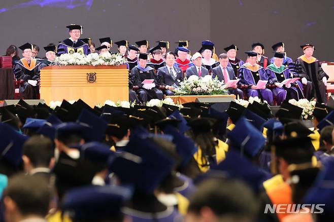 [서울=뉴시스] 권창회 기자 = 유홍림 서울대 총장이 26일 오후 서울 관악구 서울대학교에서 열린 제78회 학위수여식에서 식사를 하고 있다. 2024.02.26. kch0523@newsis.com